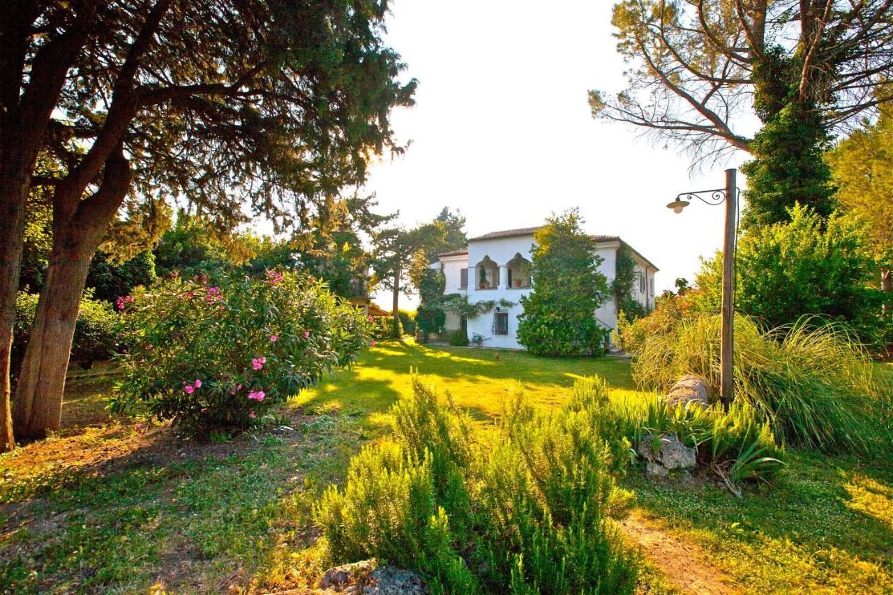 Agriturismo "Borgo Madonna Degli Angeli" - Charming Cottages In The Gardens ! Tocco da Casauria Kültér fotó